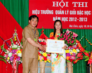 Trao giấy khen của UBND huyện Mai Châu cho thí sinh Đỗ Thị Hảo, Hiệu trưởng trường MN Noong Luông.